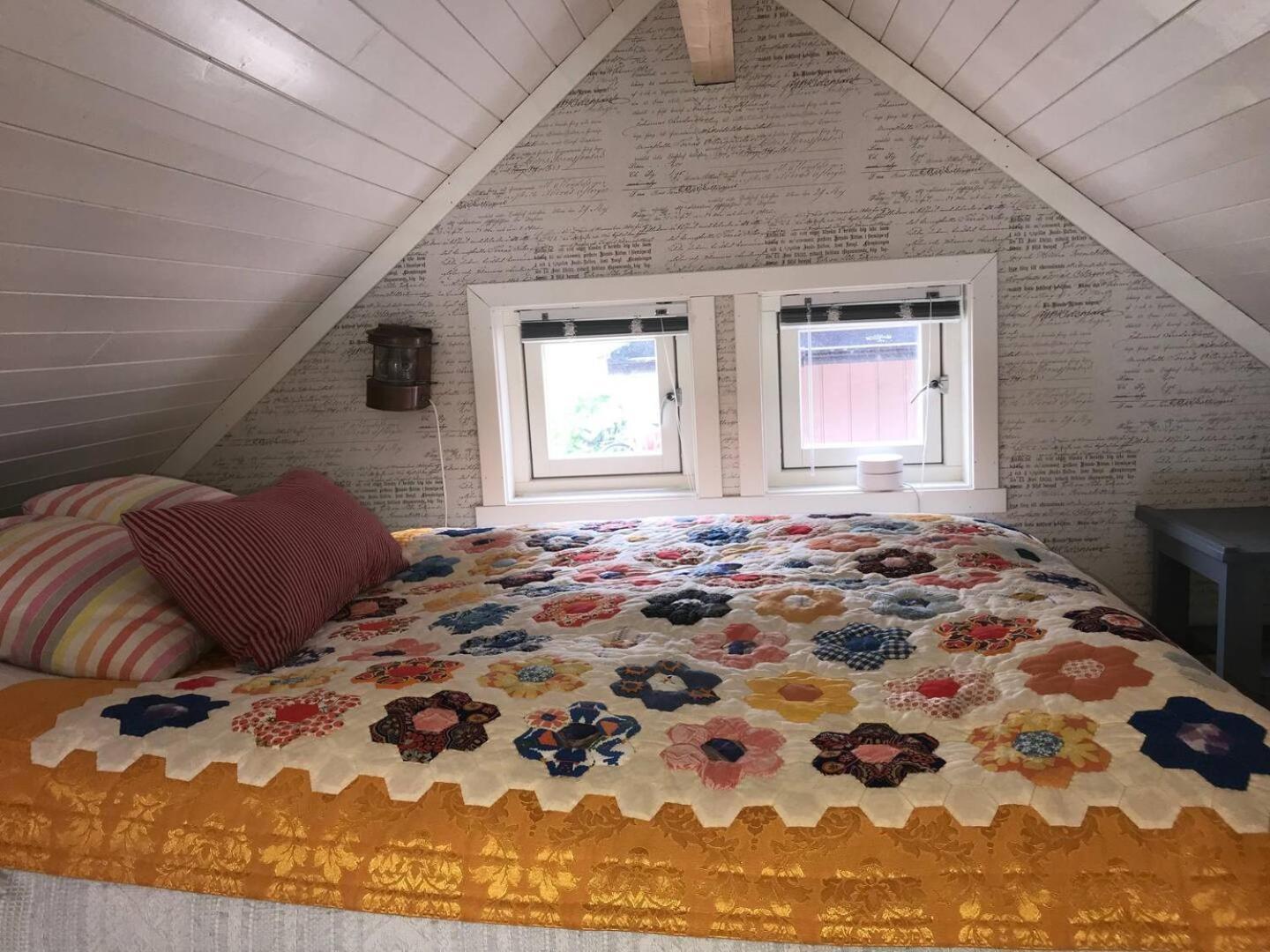 Nora'S Waterfront Cabin Svolvaer Exterior photo